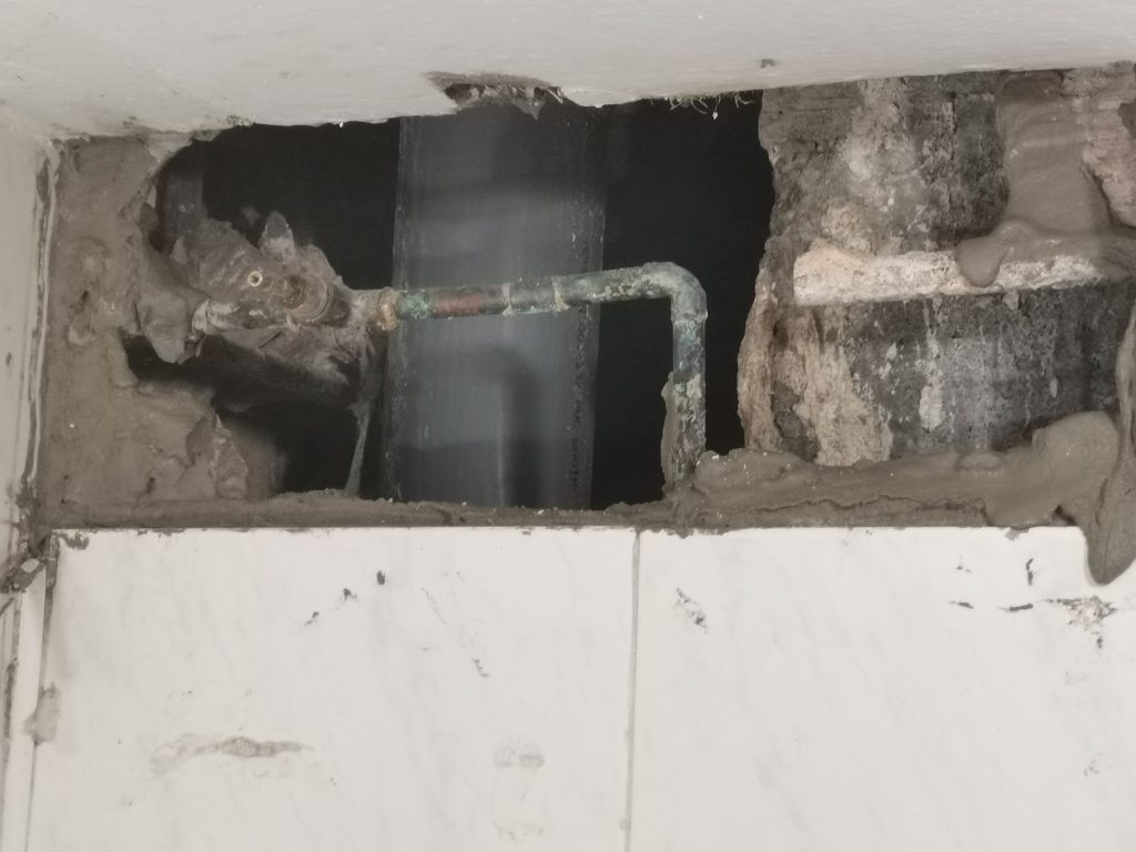 Agujero en pared con tubería