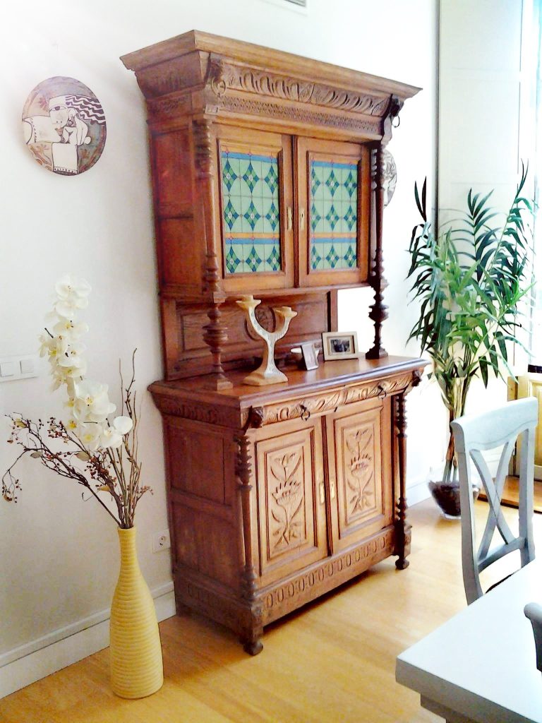 Mueble de madera decorado elegante