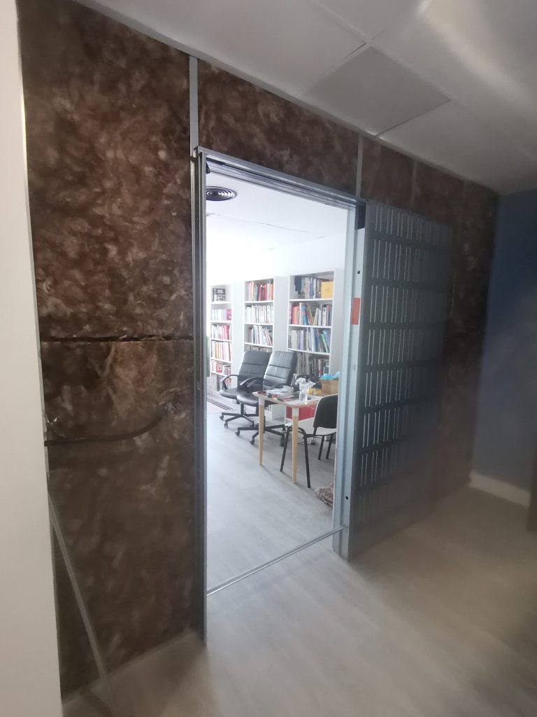 Puerta abierta a oficina