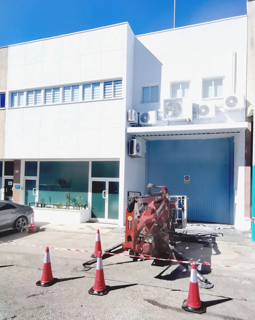 Edificio moderno con maquinaria estacionada