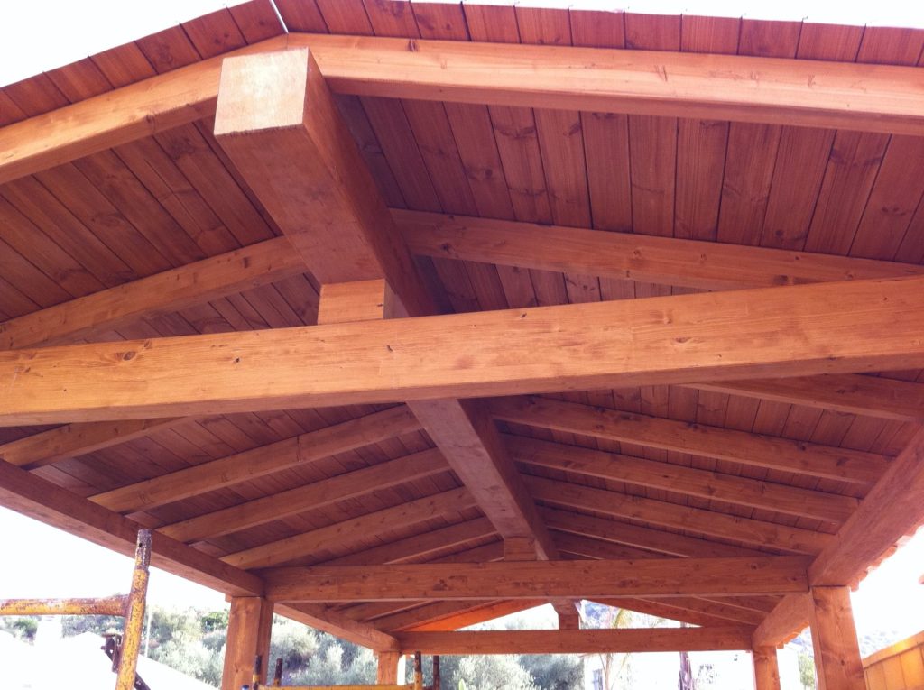 Techo de madera visto desde abajo